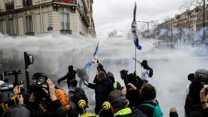 Bei neuen Protesten der französischen "Gelbwesten"-Bewegung haben sich Demonstranten und Polizei in Paris Auseinandersetzungen geliefert. Die Polizei ging am Samstag mit Wasserwerfern und Tränengas gegen Demonstranten vor. Ein Mannschaftswagen der Polizei wurde angegriffen, Demonstranten errichteten Barrikaden. Nach Polizeiangaben wurden mindestens 20 Menschen festgenommen.
