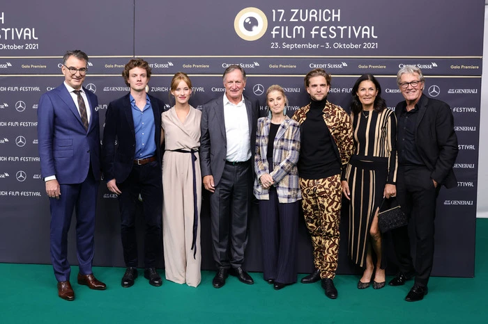 Blitzlichtgewitter am roten Teppich für die Schauspielenden und die Ski-Legenden