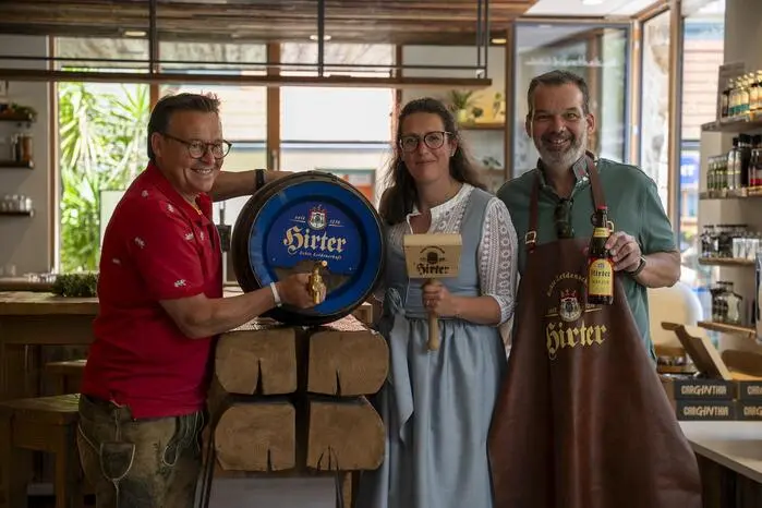 v.l. Braumeister Raimund Linzer, von der Bierathek Sabrina Fasching und Inhaber der Brauerei Nikolas Riegler;