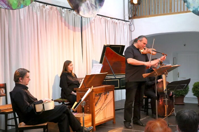 Der gelungene Auftakt erfolgte bereits am Samstag mit dem Ensemble „Ars Antiqua Austria“ (Foto) mit Gunar Letzbor (Gesamtleitung und Violine), Daniel Omann (Barockgitarre, Colascione), Peter Trefflinger (Basse de violon) und Magdalena Hasibeda (Orgel, Cembalo). 