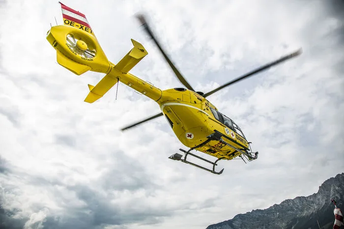 Ein 38-jähriger Rumäne wurde bei Baumschlägerungsarbeiten in Fladnitzberg zwischen zwei Bäumen eingeklemmt. Er erlitt lebensgefährliche Verletzungen. Mehr dazu...