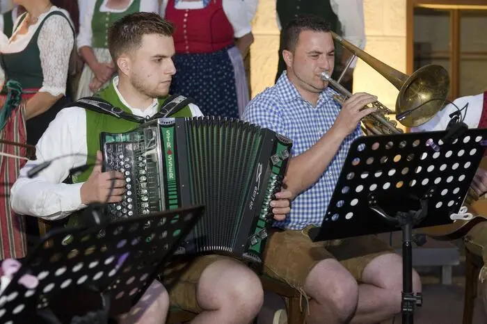  Beteiligt waren der MGV Hochreichart Gaal unter der Leitung von Otto Kargl, der Volksliedchor Gaal geleitet von Burgi Müller, der Sunnberger Viergsang, der Gesamtchor und die Murtaler Klarinettenmusi. 