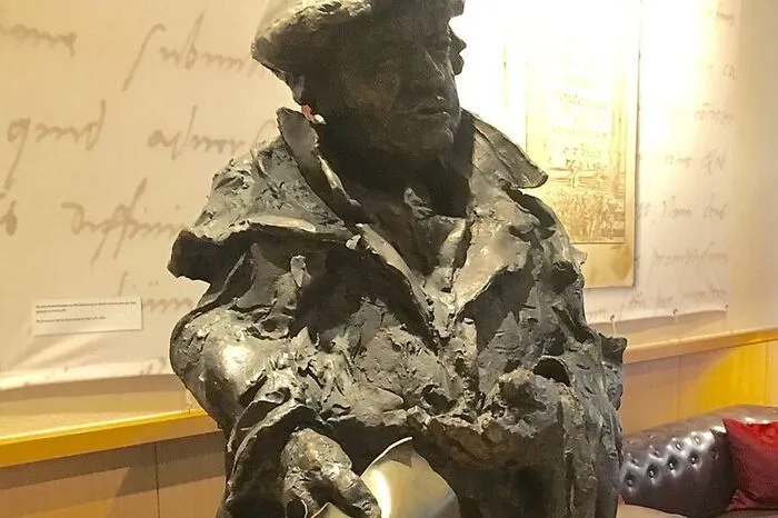 Der theologische Urvater der Reformation in Bronze gegossen im Luther-Hotel in Wittenberg.