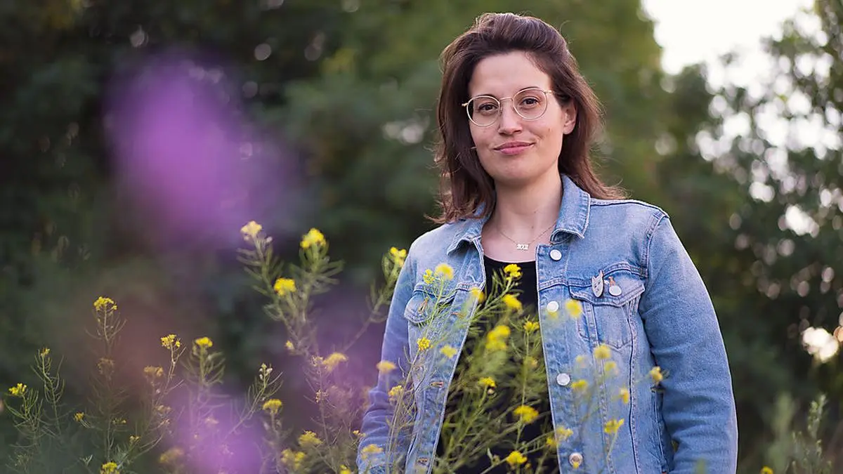 Angela Lehner ist 1987 in Klagenfurt geboren, aufgewachsen ist sie in Lienz