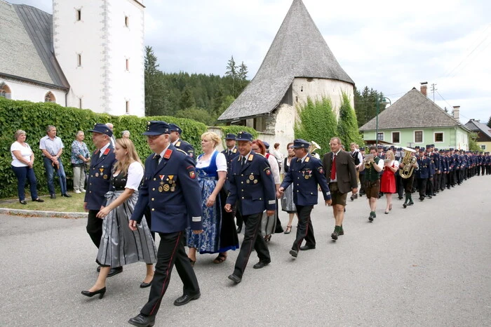 Gelungener Auftakt: der Festzug durch den Ort.