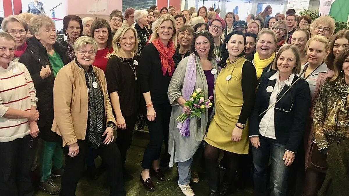Terri Gattringer-Sabino (mit Blumen) und Brucker Frauen im Stadtkino