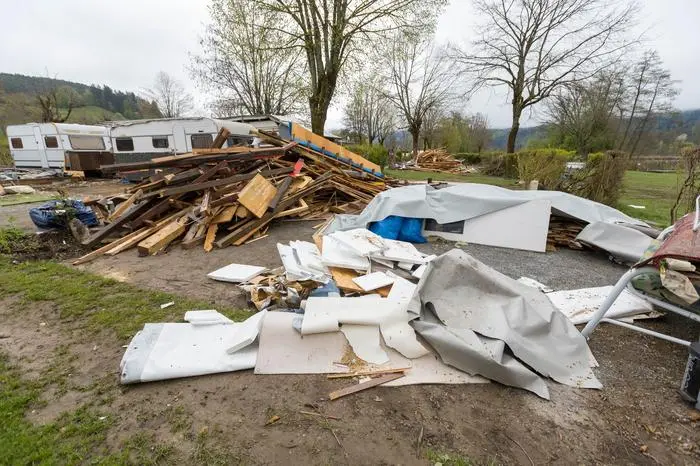 Die Dauercamper lassen bei ihrem Abzug viel Müll zurück