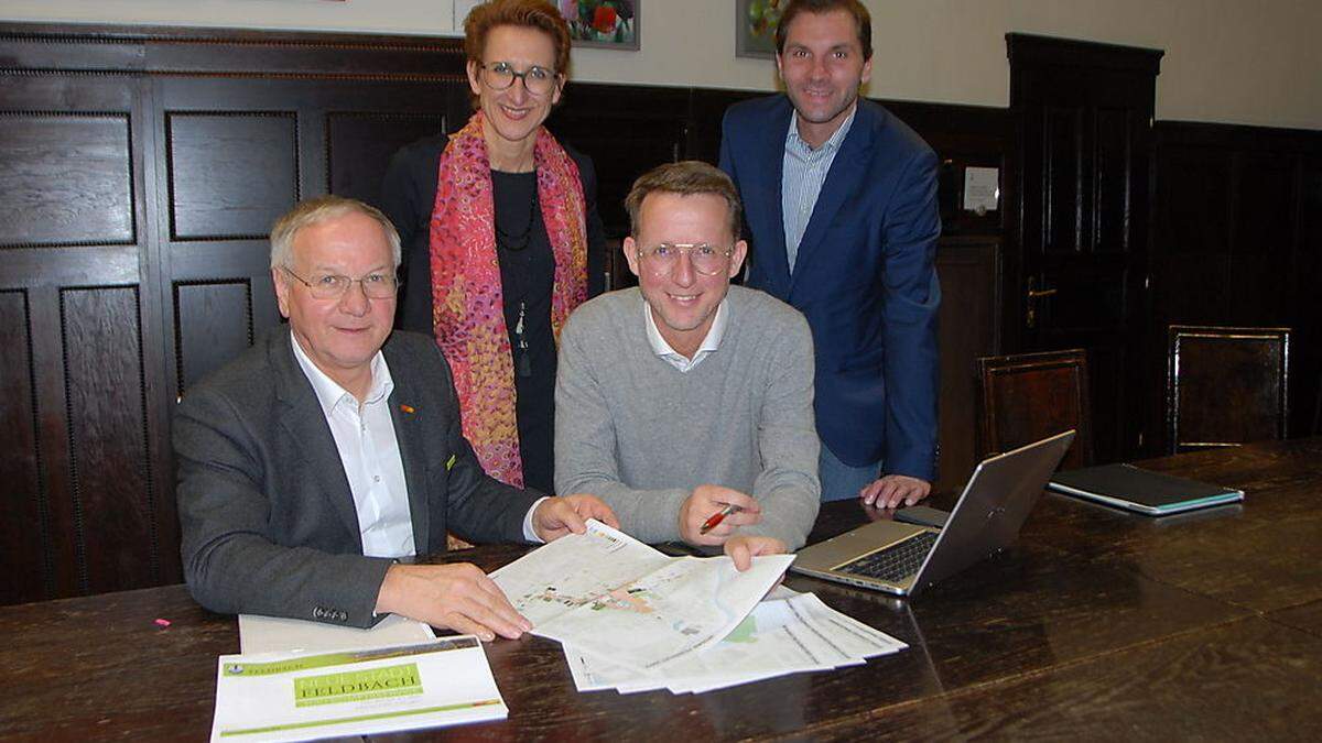 Vorstellung der Analyse durch Hannes Lindner mit Bürgermeister Josef Ober, Ingrid Herbst und Stadtrat Christian Ortauf 