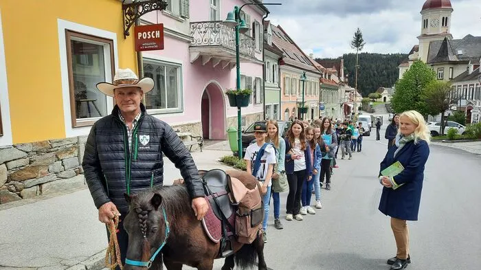 Erich Felber und Pony Felix führten die Menschenschlange am Montagvormittag an.