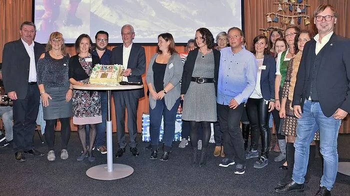Die DLG feierte ihr 21-Jahr-Jubiläum mit einer Torte, die von Mitarbeitern gebacken wurde
