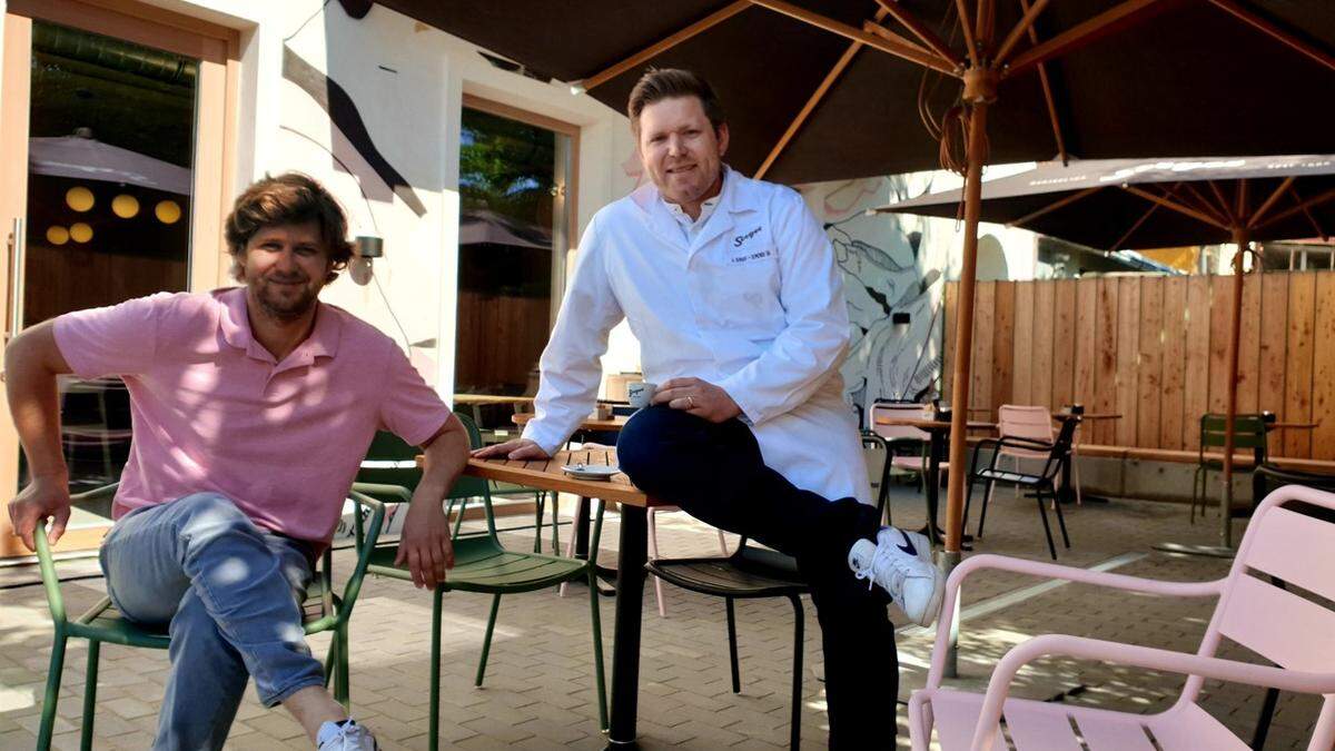 Paul Sorger und Cousin Albin Sorger-Domenigg im neuen Gastgarten der neuen Filiale