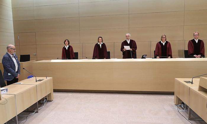 Der Senat gibt die Entscheidung in Karlsruhe bekannt