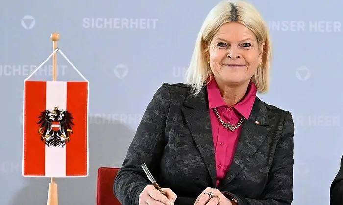 Im nächsten Jahr könnte Klaudia Tanner gleich mehrere gewichtige Kaufverträge unterschreiben