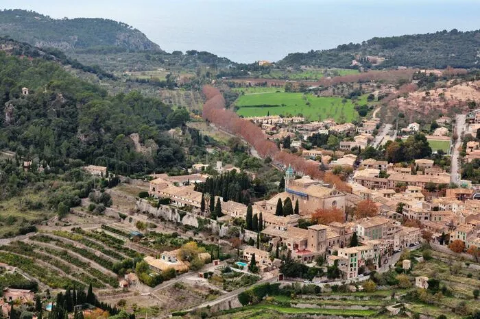 „Kettenweg“ für Bergprofis auf die Talaia Vella.Eine anspruchsvolle Wandertour mit über 450 Höhenmetern finden Reisende drei Kilometer nordwestlich von Valldemossa. Startpunkt ist der Parkplatz hinter der Kirche Ermita de la Trinitat, am Fuße der Talaia Vella. Die schwere Tour mit steilen, felsigen und abschüssigen Passagen erfordert absolute Trittsicherheit und Schwindelfreiheit. An der schwierigsten Stelle, einer 20 Meter hohen Felsrinne, ist zur Hilfe eine Eisenkette angebracht, die der Tour ihren Namen verlieh. Der schmale Pfad ist mit Steinmännchen und abschnittsweise mit roten Punkten gekennzeichnet. Für die Mühen belohnen Plateaus und der Nordost-Gipfel Veià mit aussichtsreichen Blicken. Während der Wanderung kommen Reisende an zahlreichen verlassenen Köhlerplätzen vorbei, an denen Arbeiter einst Holzkohle herstellten. Mallorca-Reisende bekommen einen unvergleichlichen Eindruck von einer längst vergessenen Arbeitswelt auf der Insel.