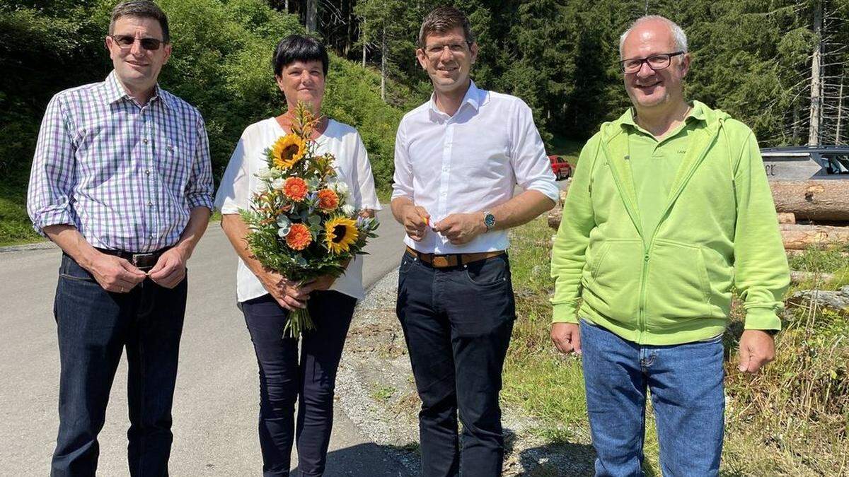 Bürgermeister Franz Aschbacher, Elisabeth Pirker, Landesrat Martin Gruber und Bauleiter Oliver Dienesch  (von links) bei der Wegeröffnung