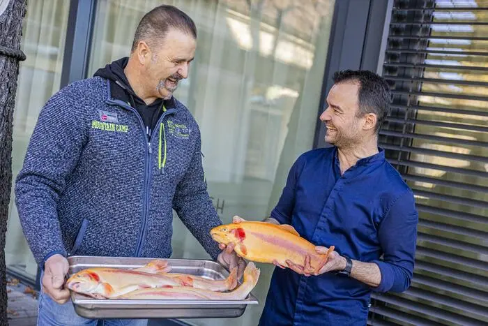 Fischzüchter Johann Poganitsch liefert die Forellen