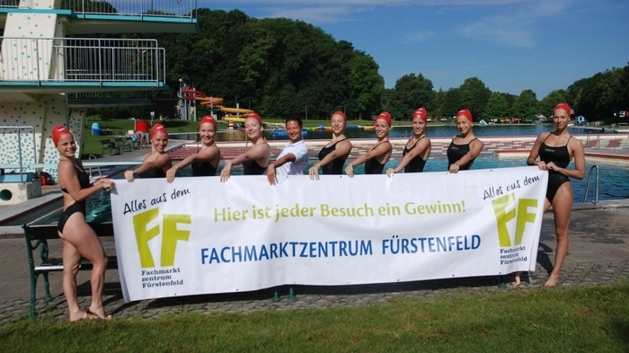 Das Jugend-Nationalteam im Synchronschwimmen kam für eine Trainingswoche nach Fürstenfeld. Da sie sonst das ganze Jahr über in der Halle trainieren, war das Freibad eine völlig neue Erfahrung.