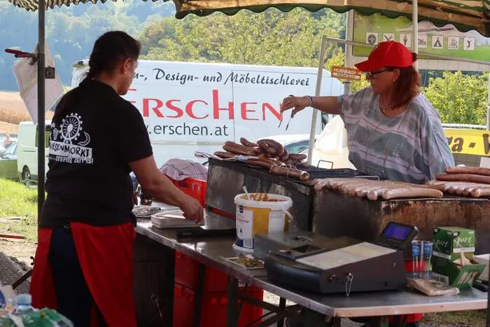 Die heimische Gastronomie und die Selbstvermarktern bieten beim Notburga-Kirtag, der zu Ehren der Bauernheiligen Notburga veranstaltet wird, ihre bodenständigen Erzeugnisse an.