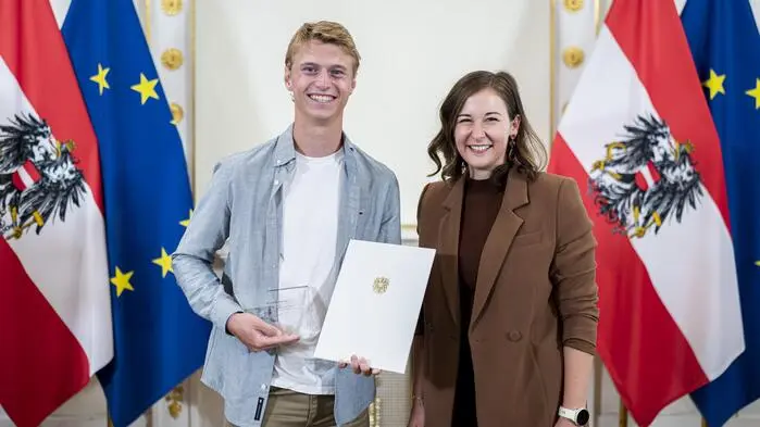 Bundesministerin Claudia Bauer (ÖVP) gratulierte Leo Gugatschka, der steirischer „Zivildiener des Jahres“ wurde