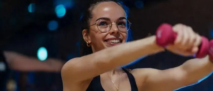 Elena Lang beim Trainieren mit Hantel