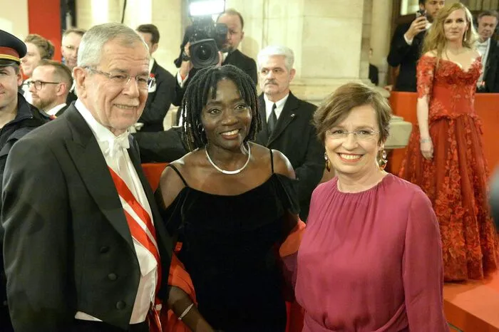 Bundespräsident Alexander Van der Bellen kam mit Gattin Doris Schmidauer und wies im Interview mit dem ORF auf die "lange Tradition" des Opernballs hin. Es handle sich um eine "Mischung aus Kunst und einer politischen Schlagseite", sagte er. Über seinen Gast Auma Obama, Halbschwester des Ex-US-Präsidenten Barack Obama, sagte das Staatsoberhaupt, sie leiste "vorbildliche Arbeit".