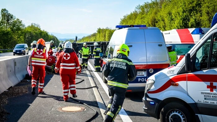 Die 19-jähriger Lenkerin übersah den vor ihr langsamer fahrenden Transporter und fuhr im Osterrückreiseverkehr am Montag auf das Heck auf.