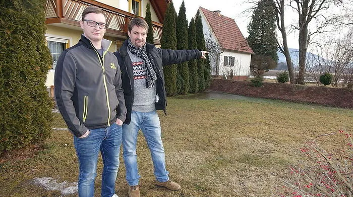 Reinhold Leitner mit seinem Sohn Stefan. Das Wasser überwindet sogar den Erdwall