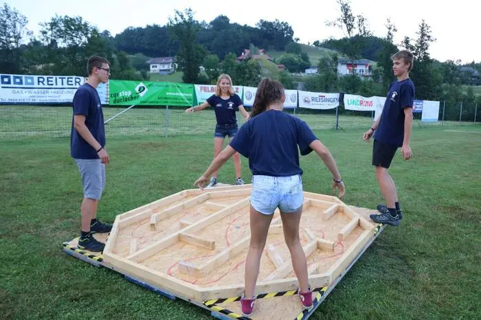 Beim Labyrinth musste ein Ball quer durch ein bewegliches Labyrinth ins Ziel gebracht werden. Die beste Zeit gewann das Spiel.