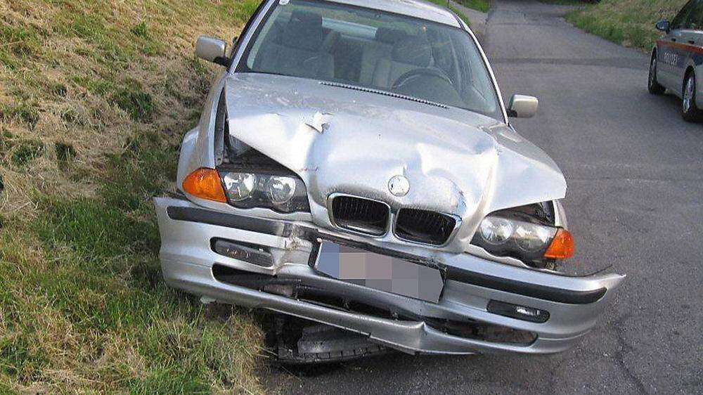 Das schwer beschädigte Unfallfahrzeug