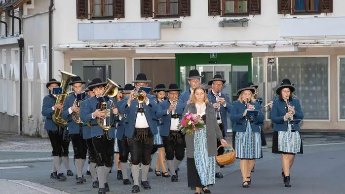 Organisiert wurde der Empfang von der Gemeinde Pinggau, zahlreiche Gratulantinnen und Gratulanten waren vor Ort, um Katharina Höller persönlich zu feiern. 