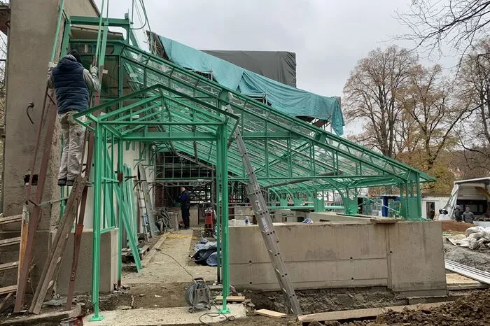 In den letzten Monaten präsentierte sich der Bau verhüllt.