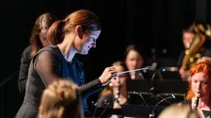 Die Initiatorin und Dirigentin des aus 55 Musikerinnen bestehenden Orchesters | Die Initiatorin und Dirigentin des aus 55 Musikerinnen bestehenden Orchesters