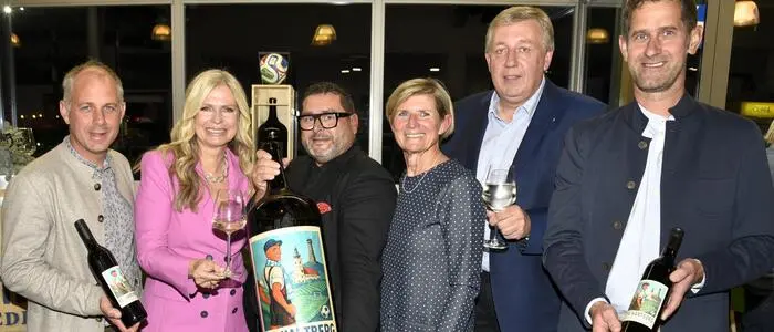 Stellten den TSV-Wein vor: Winzer Wolfgang Retter-Kneißl, Weinbotschafterin Claudia Reiterer, Alexander Andreadis von „Star.Wine“, Barbara Muhr und Obmann Erich Korherr vom TSV sowie Winzer Franz Seidl (von links)