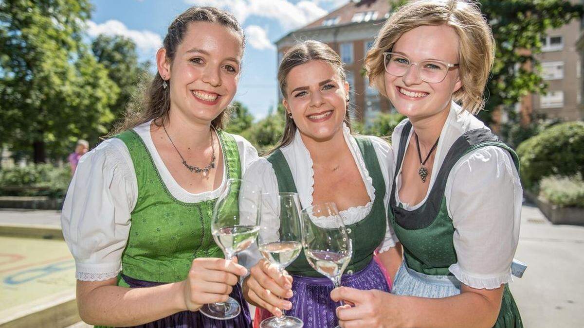 Die neue steirische Weinkönigin Katja I. (Mitte) mit den Weinhoheiten Maria (links) und Lisa (rechts)