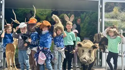 Spielerisch Natur erleben: Kinder probieren beim Markt der Artenvielfalt im Naturpark Südsteiermark Tiergeweihe und Fellmützen an und entdecken heimische Wildtiere aus nächster Nähe