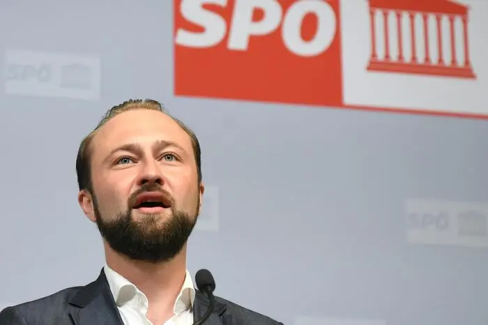 SPÖ-Bundesgeschäftsführer Max Lercher vermisst im Bund das Tempo beim Ausbau der Kinderbetreuung. Flott sei die Regierung nur dann, wenn "es ums Kürzen und Zusammenstreichen geht", meint er zu schwarz-blauen Verschärfungen bei der Mindestsicherung.