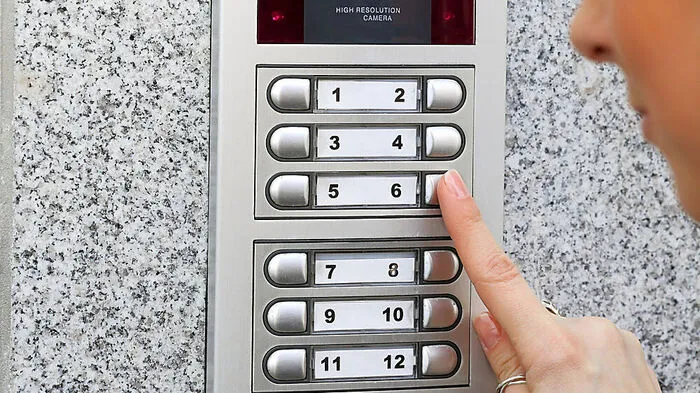 Sonntagnachmittag klingelte es an der Tür des 74-Jährigen