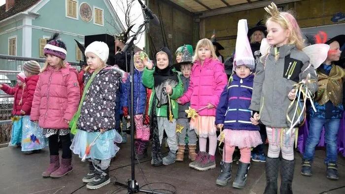 Vom Kindergarten bis zu den Schulen des Pöllauertales beteiligten sich die Kinder in Pöllau mit Liedern und akrobatischen Einlagen.