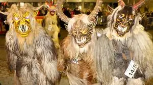 Mehrere Perchten mit einer Maske und Fell. | Der Bartl-Umzug im Vorjahr begeisterte wieder tausende Besucherinnen und Besucher