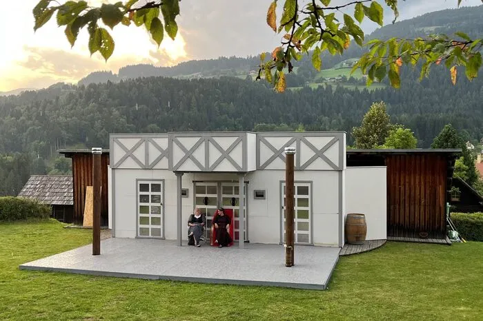 Oft mussten Proben wegen Regens unterbrochen werden. Wenn das Ende absehbar war, warteten die Schauspieler, wie hier, hinter der Bühne oder unter dem Balkon der Bühne. Wenn es länger dauerte, übersiedelte man in den benachbarten Saal des Gasthauses Bauerwirt.