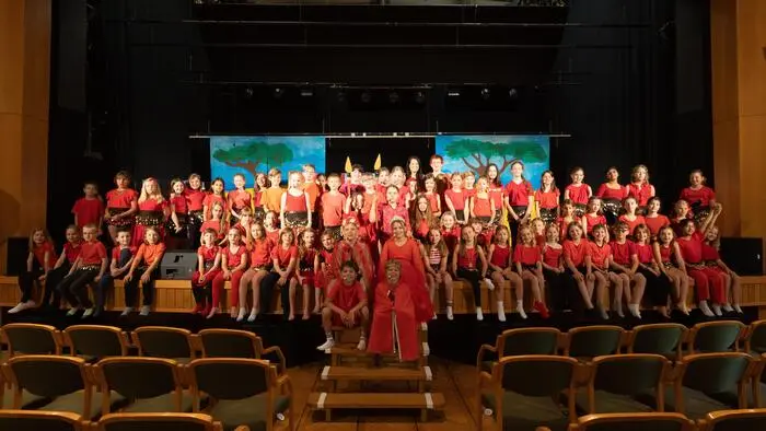 Am Dienstag und Mittwoch verwandelten 75 Schülerinnen und Schüler der Volksschule Hartberg die Stadtwerke-Hartberghalle in eine bunte Musicalbühne.