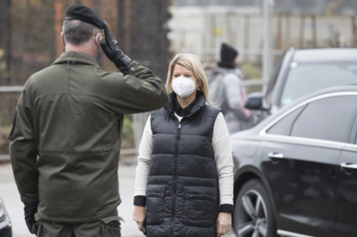 Brigadier Heinz Zöllner begrüßte Verteidigungsministerin Claudia Tanner, die sich einen Eindruck über den Ablauf verschaffte.