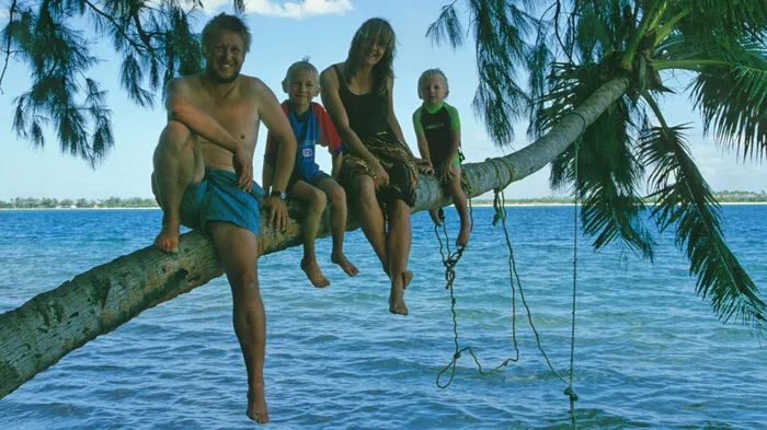 Familie Greiter auf einer Palme in Tonga.