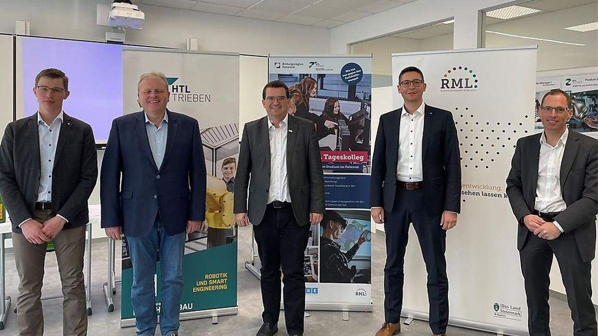 Koordinator des HTL-Kolleg Fritz Oppliger, Bürgermeister Helmut Schöttl, HTL-Direktor Arno Martetschläger, Vertreter der Industriellenvereinigung Christoph Guster und AMS-Liezen-Chef Helge Röder (v.l.n.r.)