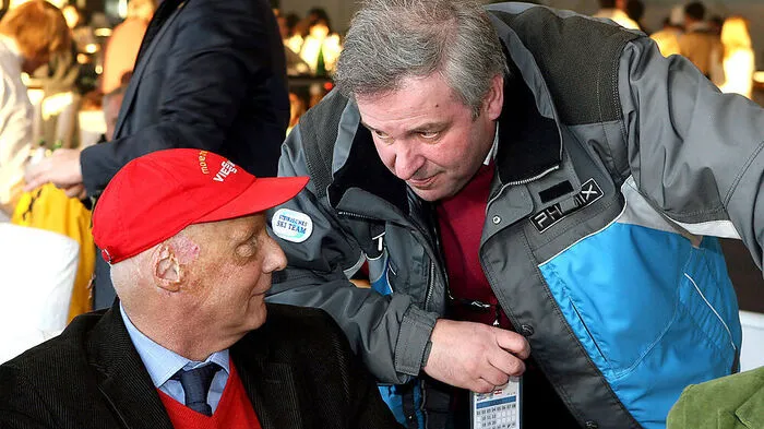 Niki Lauda hat mit seinen großen Erfolgen zur Begeisterung für den Motorsport beigetragen. Gerade für die Steiermark als Heimat des österreichischen Motorsports waren diese Erfolge die Grundlage für die weitere Entwicklung zum Sport- und Innovationsland. Niki Lauda war aber auch ein Vorbild für uns alle, denn er hat nie aufgegeben und konsequent seine Ziele verfolgt. Mit Niki Lauda ist ein großer Sportler, ein großer Österreicher, von uns gegangen. Meine Gedanken sind bei seiner Familie!