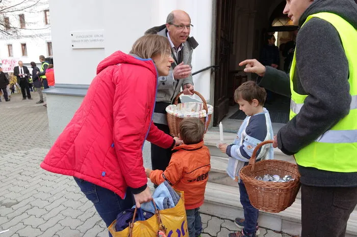 Auch Kerzen wurden ausgeteilt