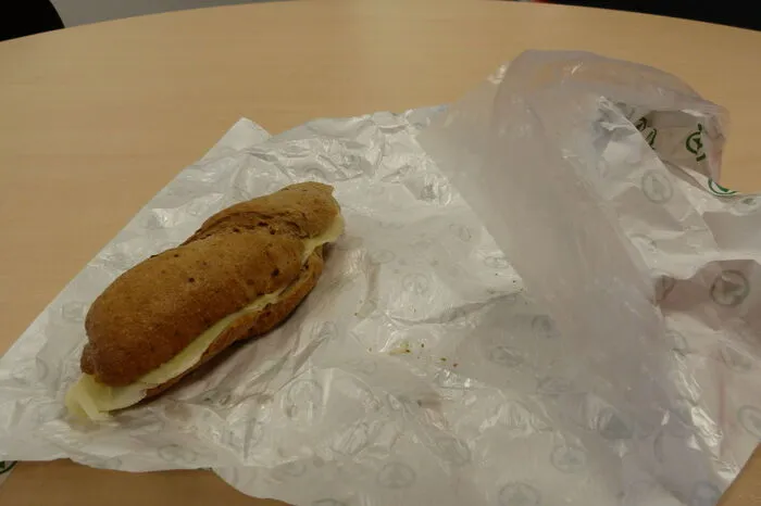Wohin mit dem Wurstpapier? Zehn Deka Wurst oder Käse sind ja schnell gegessen – länger ist man mit der Frage beschäftigt, wohin dieses typische Fettpapier aus der Feinkostabteilung des Supermarkts gehört. „Ich trenne wenn möglich immer die Papier- und die Kunststoffschicht“, so Abfallberaterin Silke Grubelnik. Wenn das nicht möglich ist: „Ab damit in die gelbe Tonne oder den gelben Sack."
