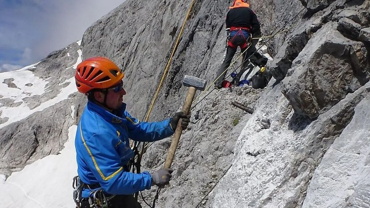 Bergführer aus Ramsau und Mitarbeiter der Planai-Hochwurzen-Bahnen arbeiteten an der Verlegung
