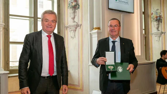LH-Vize Anton Lang überreichte das Große Ehrenzeichen des Landes Steiermark an Josef Dick...