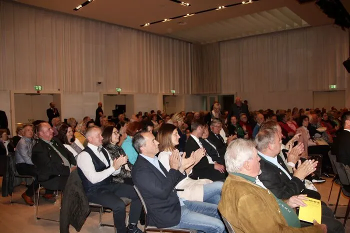 Die Gäste ließen die historischen Ereignisse der Raiba im Peter Merlini Saal im Zehnerhaus Revue passieren.